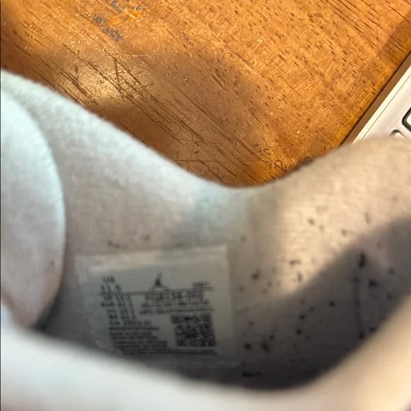 Nike Air Jordan 4 Retro Fear. Excellent condition. No flaws. Gently used.